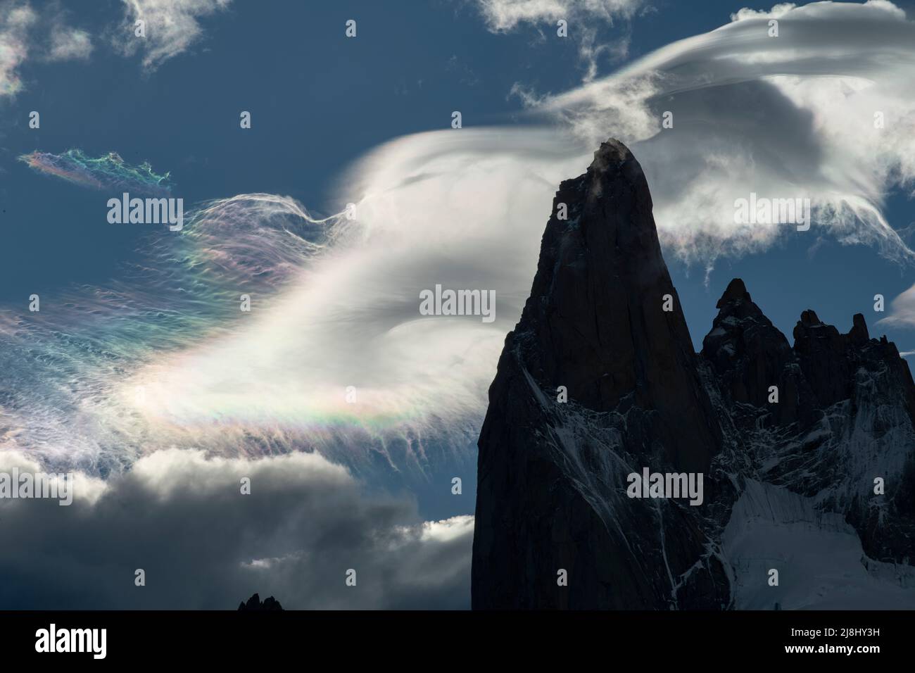 El icónico Cerro Fitzroy crea su propio clima, a menudo cubierto Foto de stock