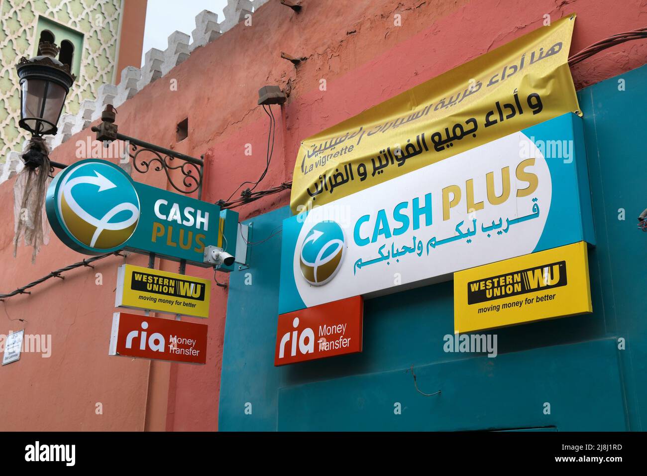 MARRAKECH, MARRUECOS - 20 DE FEBRERO de 2022: Punto de servicio de transferencia de dinero internacional Cash Plus en la ciudad de Marrakech, Marruecos. 5 millones de marroquíes viven en el abro Foto de stock