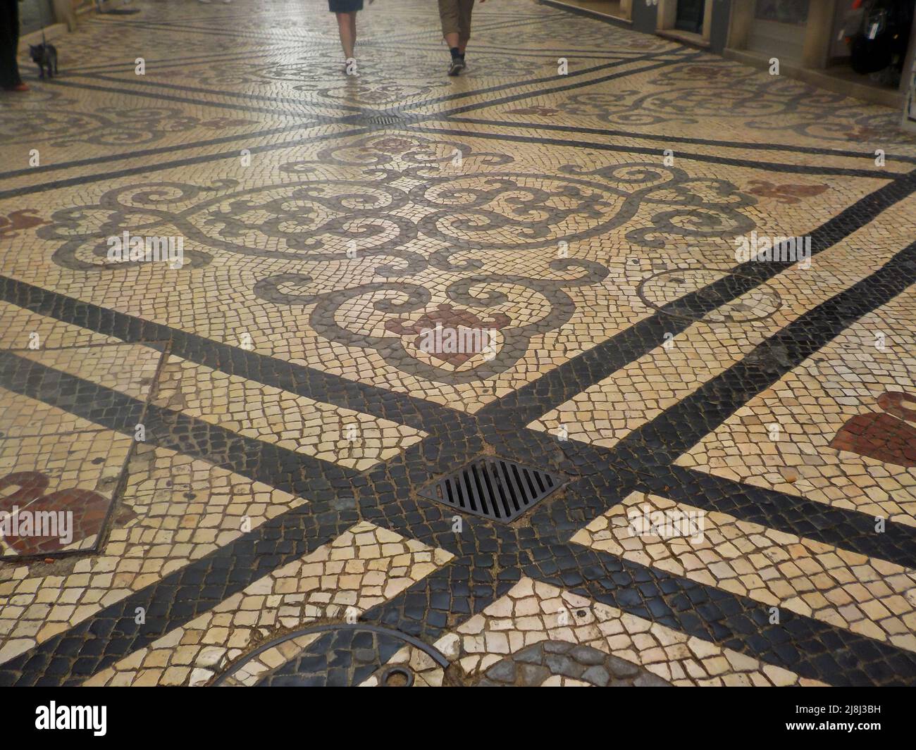 Mosaico cerámico en el piso de un centro comercial en Faro, Portugal Foto de stock