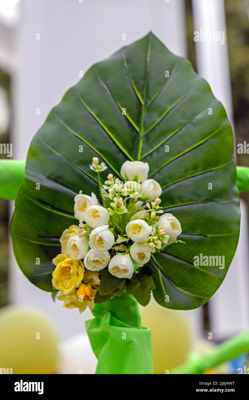 Flores blancas con decoración de boda de hoja grande Fotografía de stock -  Alamy