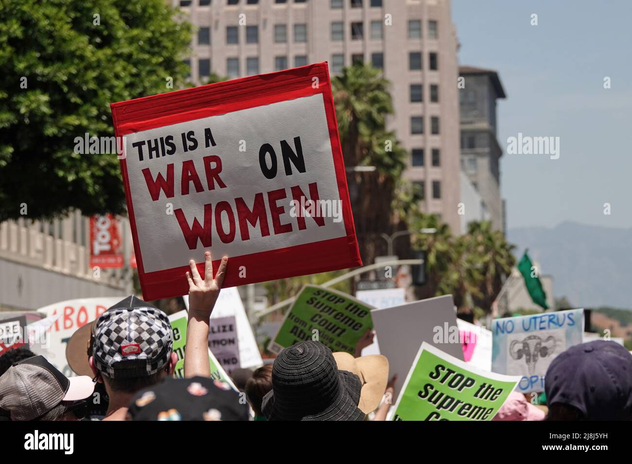 Los Ángeles, CA / EE.UU. - 14 de mayo de 2022: Durante la marcha del “Día de Acción” en L.A. se muestra un signo que dice “ESTA ES UNA GUERRA CONTRA LAS MUJERES” Foto de stock