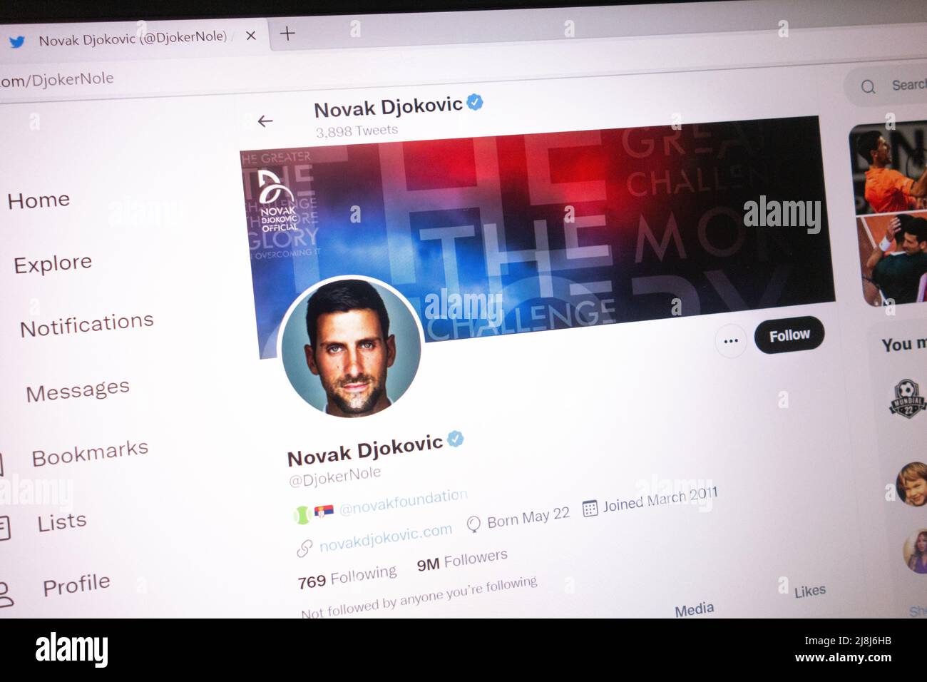 KONSKIE, POLONIA - 14 de mayo de 2022: Cuenta oficial de Novak Djokovic en Twitter mostrada en la pantalla del portátil Foto de stock
