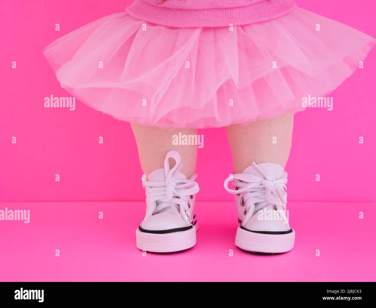 Zapatos de muñeca rosa fotografías e imágenes de alta resolución - Alamy