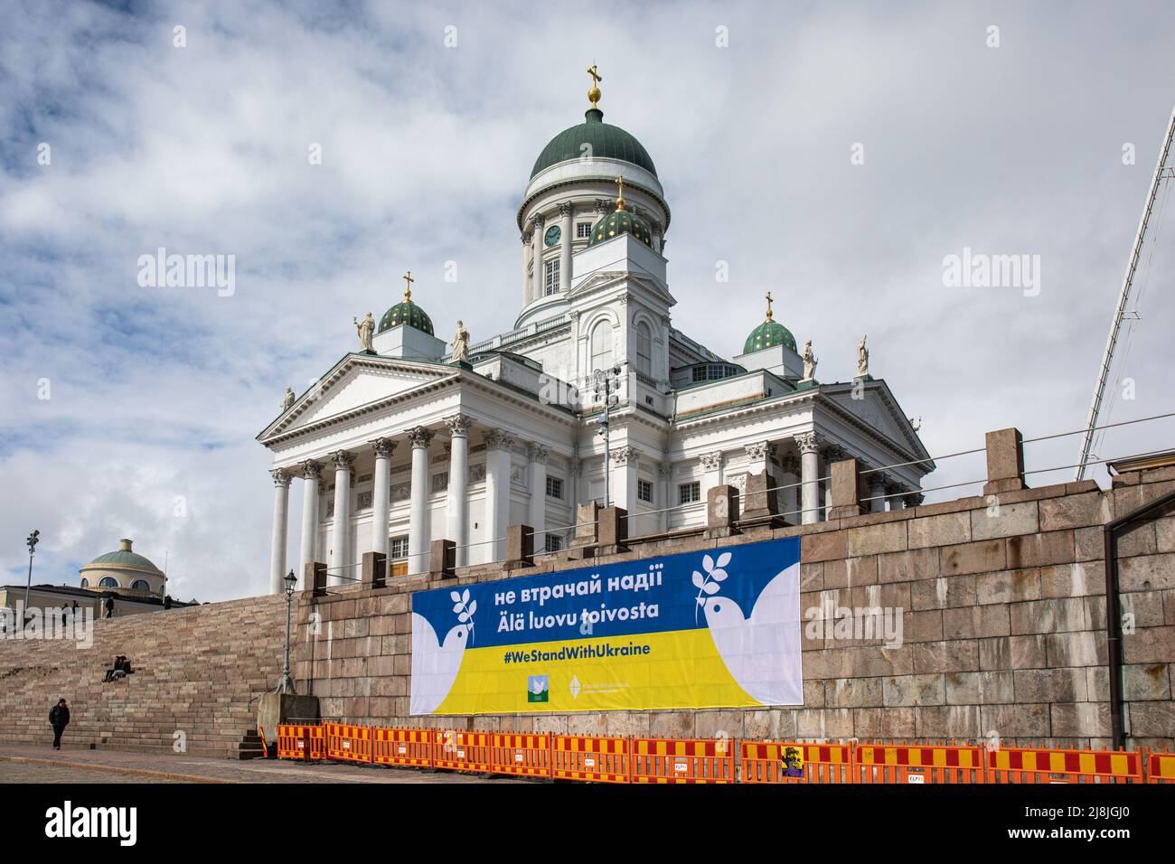Älä luovu toivosta. La Catedral de Helsinki apoya a Ucrania en Helsinki, Finlandia. Foto de stock