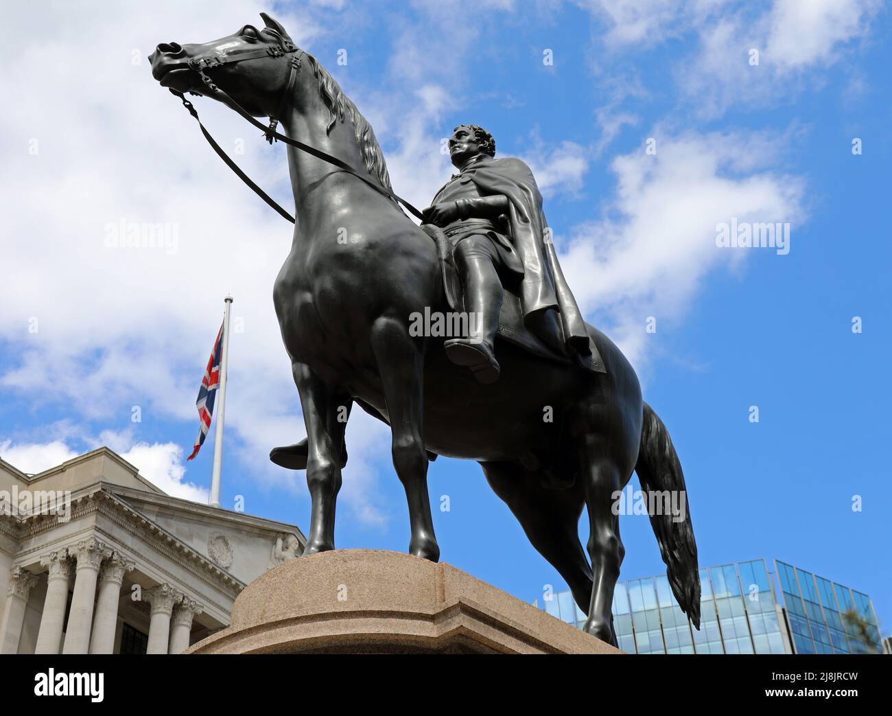 Estatua ecuestre del duque de Wellington de 1st junto a la Bolsa Real de Londres Foto de stock