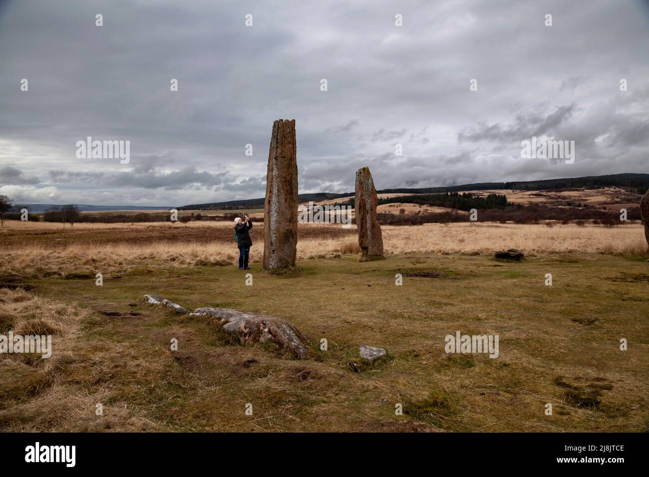 Machrie Moor Stones de pie, Isla de Arran, Escocia: Se cree que hasta la fecha hasta finales del Neolítico o principios de la Edad de Bronce. Algunos tienen una altura aproximada de 4,5 metros Foto de stock