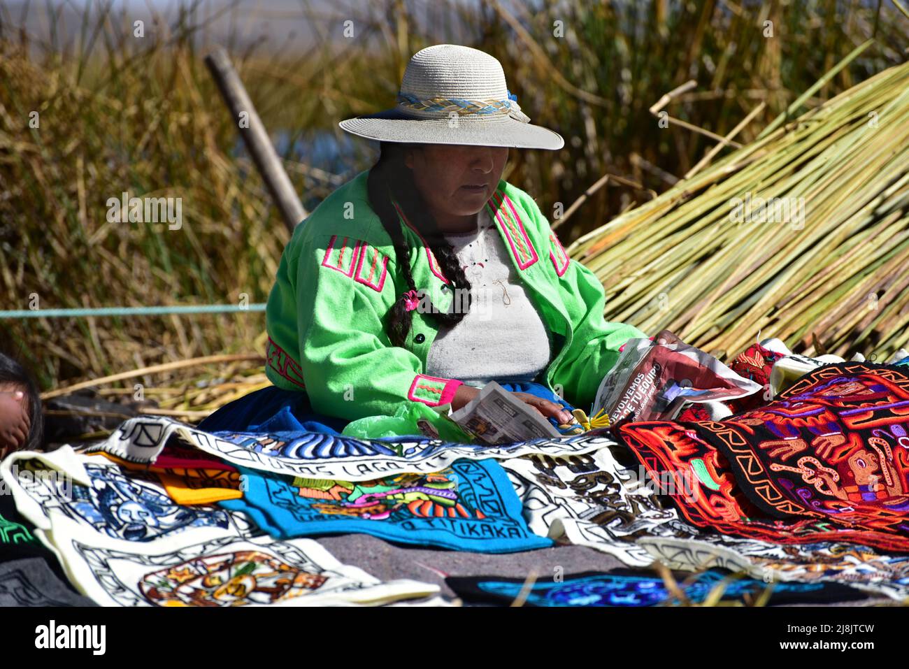 Mujer peruana vendiendo recuerdos. Isla de Uros , Lago Titicaca, Perú Foto de stock