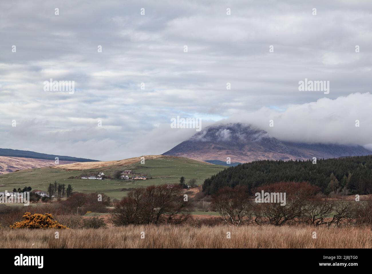 Machrie Moor, Isla de Arran, Escocia, Reino Unido: Formaciones nubosas sobre las montañas circundantes Foto de stock