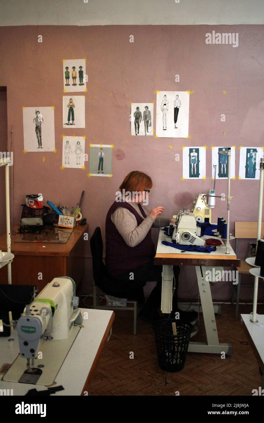 Odessa, Ucrania. 24th Mar, 2022. Un voluntario mayor soda material en una máquina de coser para hacer ropa y zapatos para el y la defensa territorial. Los civiles prestan voluntariamente sus