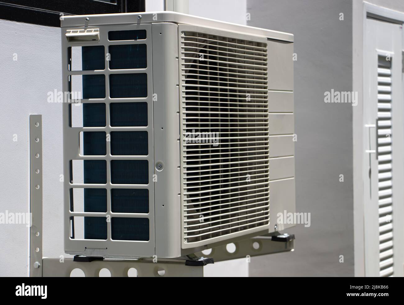 Unidad exterior del compresor del aire acondicionado instalada en una fachada de la casa