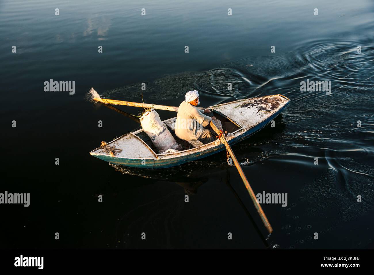 Hombre en un pequeño bote en el río Nilo Foto de stock