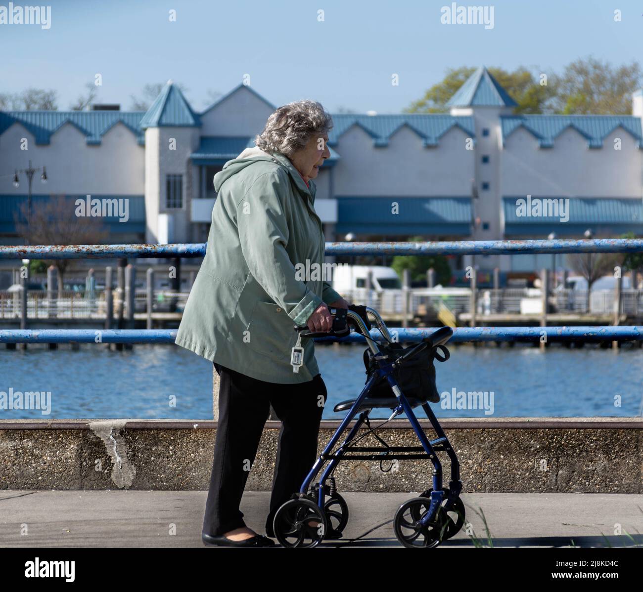 Una señora mayor con un andador está dando un paseo por la bahía Sheepshead  en un soleado día de primavera de 2022 Fotografía de stock - Alamy