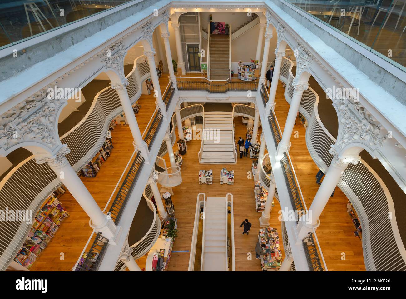 Cărturești El interior de la biblioteca Carusel en Bucarest, Rumania. Librería Cartuesti Carusel. Foto de stock