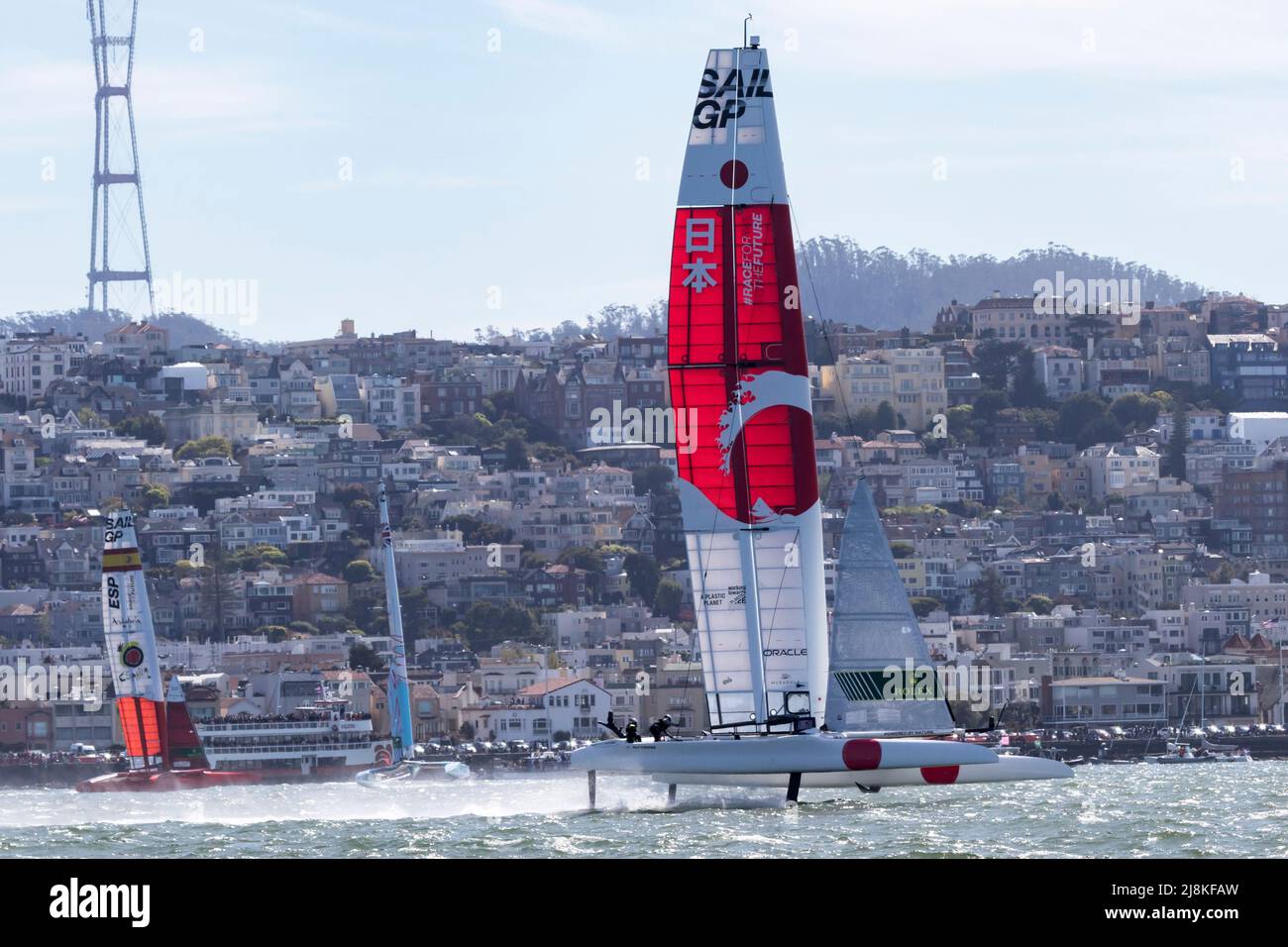 El equipo japonés compite con su catamarán de F50 en las aguas de la Bahía de San Francisco durante las 2022 carreras de SailGP. Foto de stock