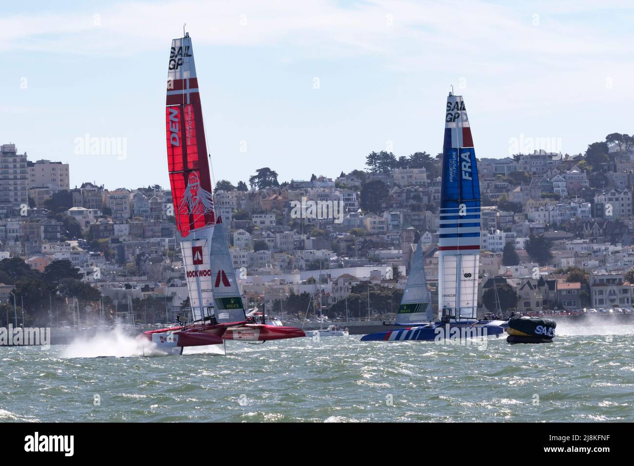 Los F50 catamaranes de Dinamarca y Francia rodearon la boya en las aguas de la Bahía de San Francisco durante las 2022 carreras de SailGP. Foto de stock