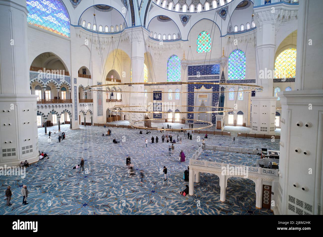 Detalle interior de la Gran Mezquita Camlica, la mezquita más grande de Turquía situada en la colina Camlica, terminada e inaugurada en marzo de 2019. Foto de stock
