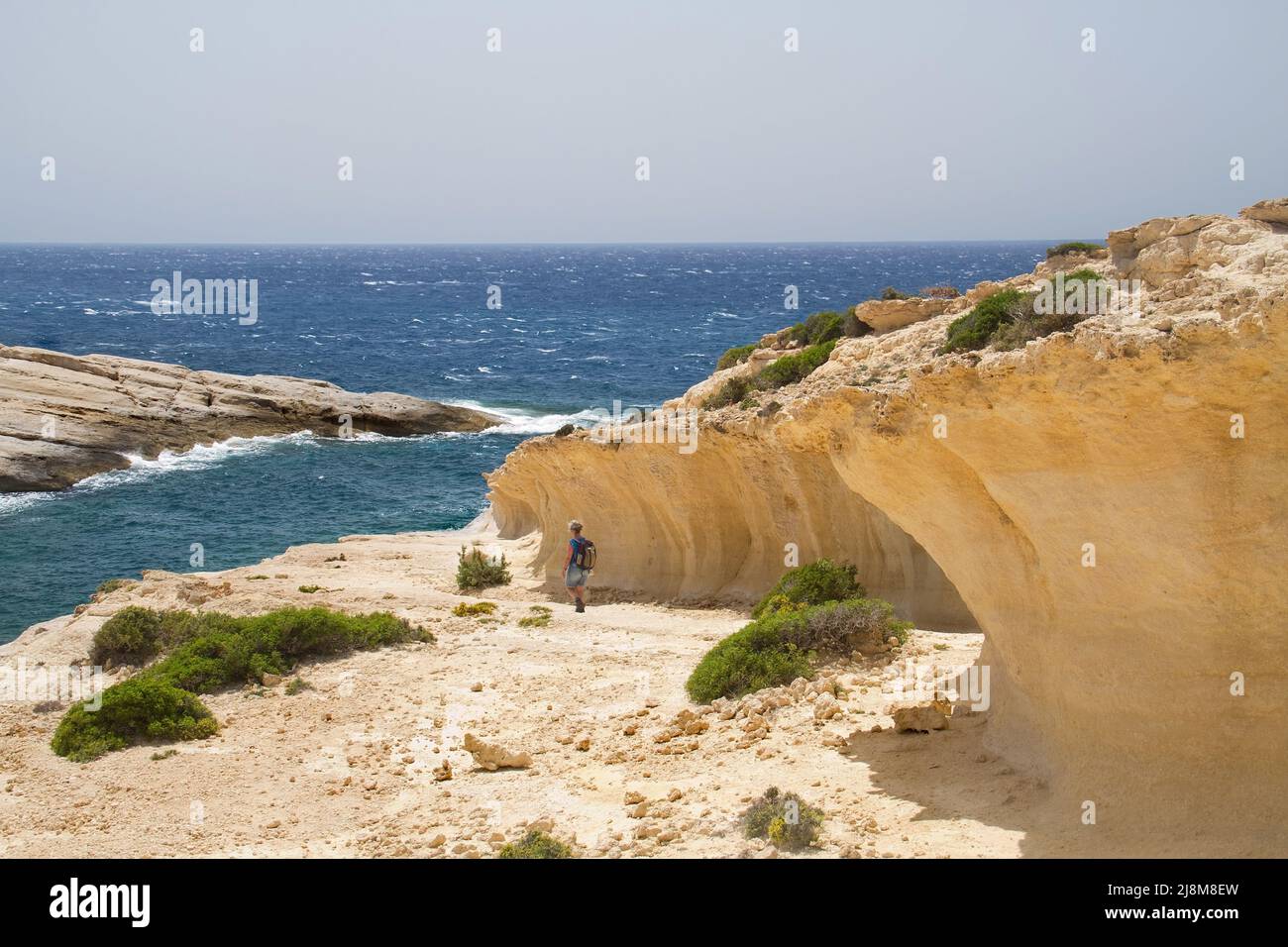 La muesca ondulada en capas elevadas de Creta, Grecia, muestra que la tierra se ha levantado o que el nivel del mar ha caído Foto de stock