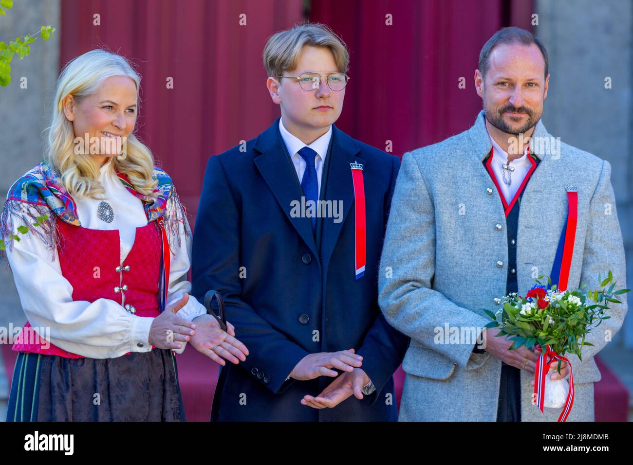 Oslo, Noruega 17 de mayo de 2022, Princesa Mette Marit de Noruega, Príncipe Sverre Magnus de Noruega, Príncipes Haakon Magnus de Noruega fuera de su casa en la granja Skaugum durante el desfile de niños en Asker, Noruega. Crédito: Nigel Waldron/Alamy Live News Foto de stock
