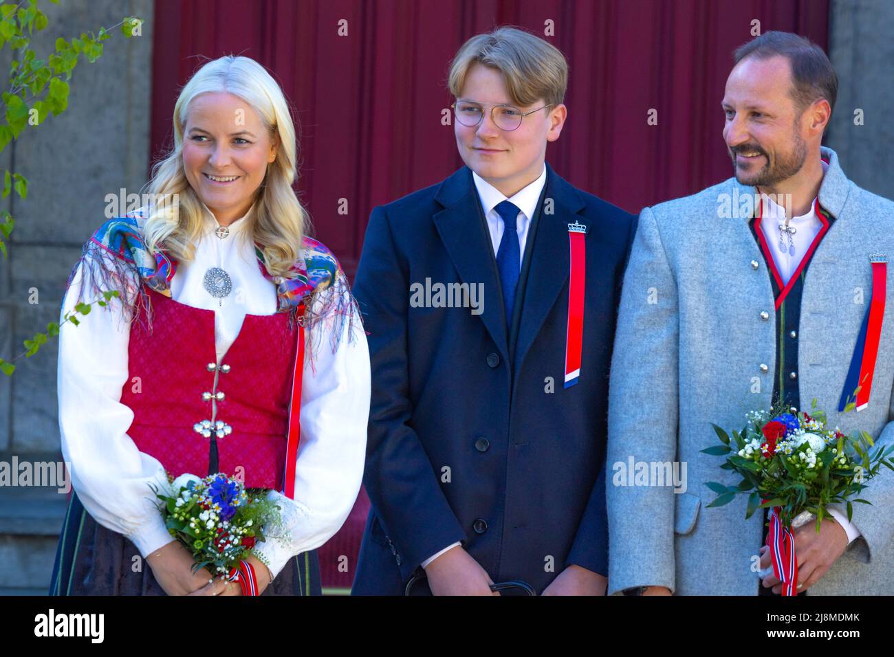 Oslo, Noruega 17 de mayo de 2022, la Princesa Mette Marit de Noruega, el Príncipe Sverre Magnus de Noruega fuera de su casa en la granja Skaugum durante el desfile de niños en Asker, Noruega. Crédito: Nigel Waldron/Alamy Live News Foto de stock