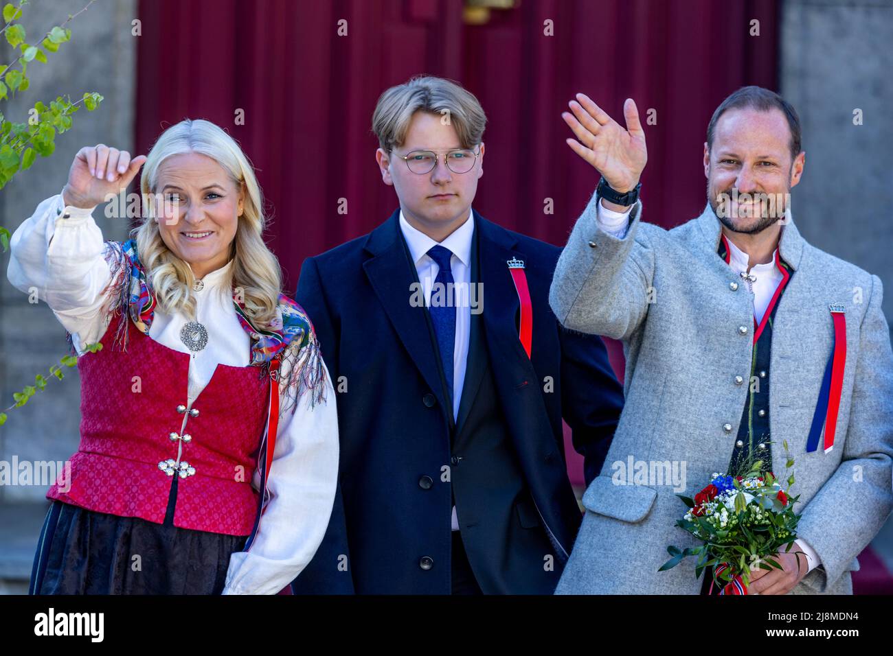 Oslo, Noruega 17 de mayo de 2022, la Princesa Mette Marit de Noruega, el Príncipe Sverre Magnus de Noruega, los Príncipes Haakon Magnus de Noruega, fuera de su hogar en la granja Skaugum durante el desfile de niños en Asker, Noruega. Crédito: Nigel Waldron/Alamy Live News Foto de stock