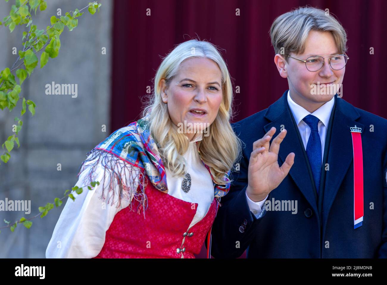 Oslo, Noruega 17 de mayo de 2022, la Princesa Mette Marit de Noruega, el Príncipe Sverre Magnus de Noruega, fuera de su casa en la granja Skaugum durante el desfile de niños en Asker, Noruega. Crédito: Nigel Waldron/Alamy Live News Foto de stock