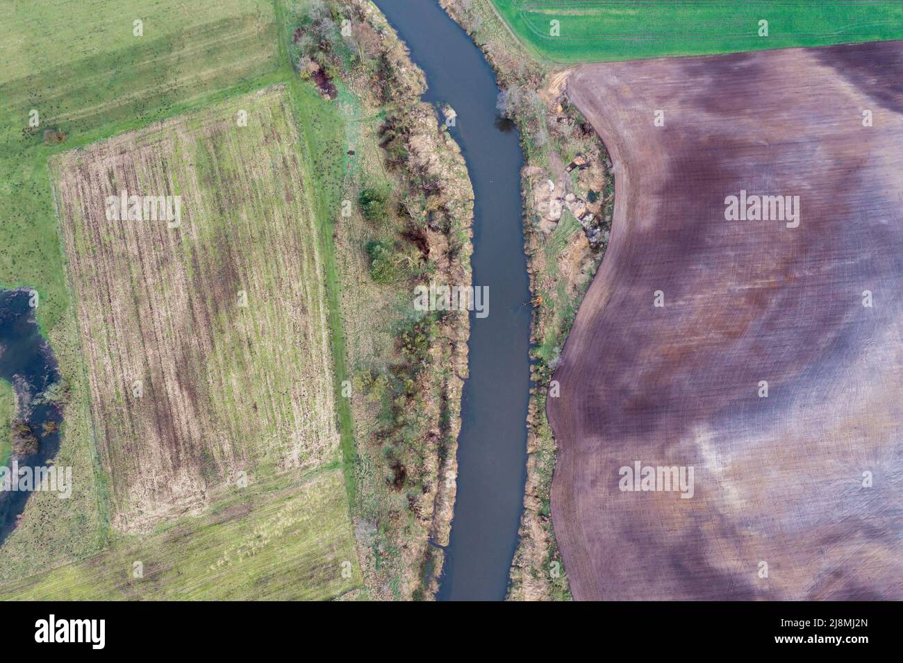 Campo y río Liwiec cerca de la aldea de Paplin, condado de Wegrow en Voivodato Masoviano de Polonia Foto de stock