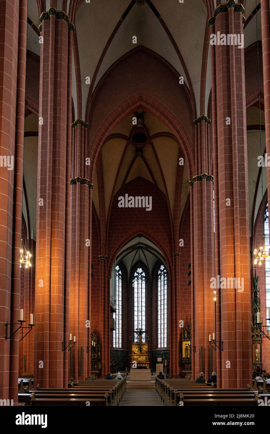 Columnas altas y techo abovedado abovedado dentro de la catedral medieval de San Bartolomé, Frankfurt am Main, Alemania Foto de stock