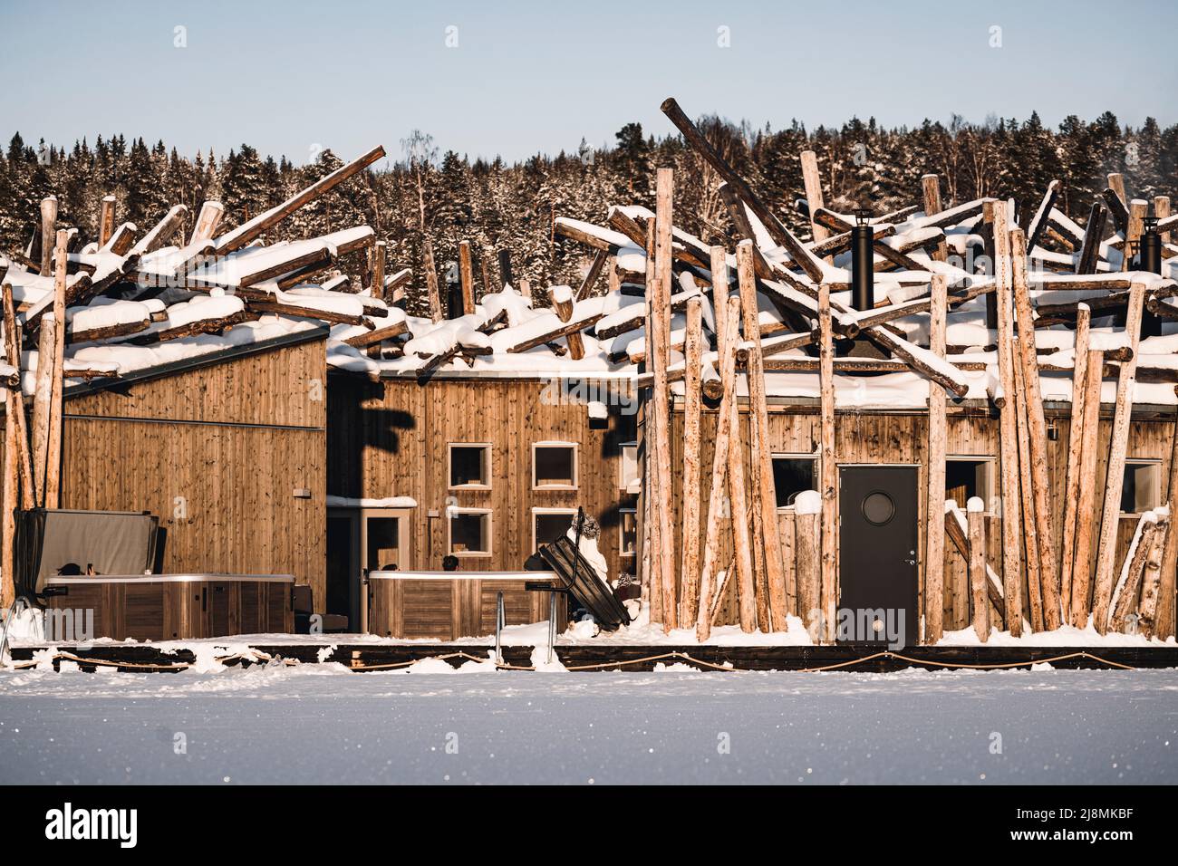 Complejo de diseño escandinavo del hotel ecológico Arctic Bath Spa, construido con madera local, Harads, Laponia, Suecia Foto de stock