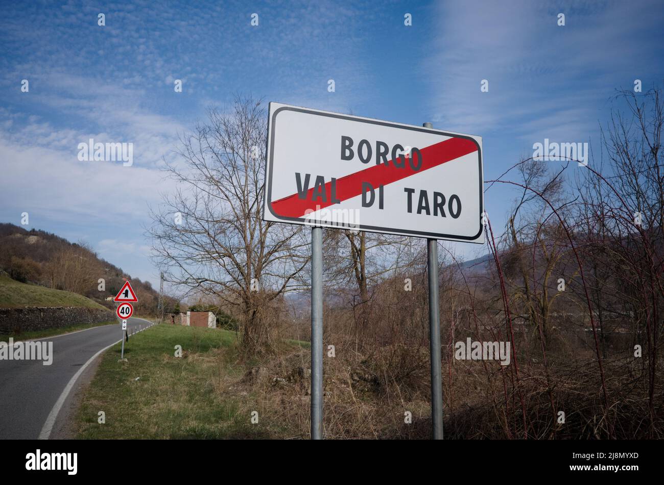Señal final de la ciudad Borgo Val di Taro, provincia de Parma, Italia. Señal de carretera que indica la salida de la ciudad con el nombre de la ciudad tachado con una raya roja Foto de stock