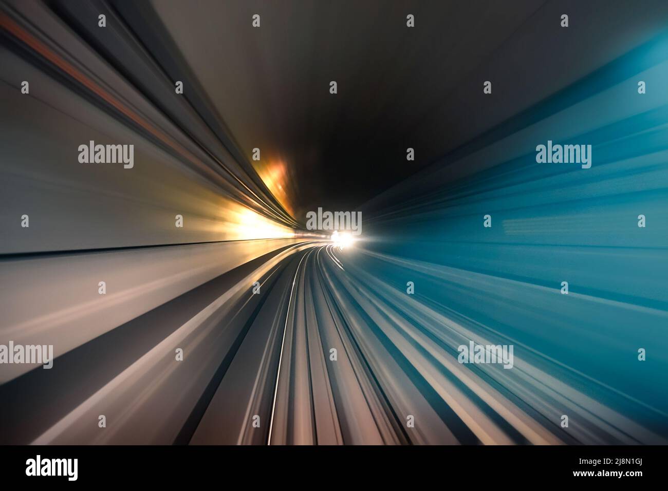 Túnel de metro con vías de luz borrosa en la galería - concepto de transporte subterráneo moderno y conexión - Zoom radial movimiento desenfoque debido a Foto de stock
