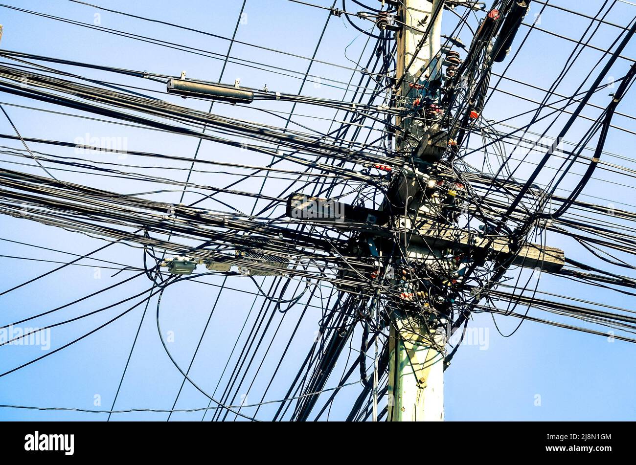 Cables eléctricos desordenados en tailandia - tecnología de fibra óptica descubierta al aire libre en ciudades asiáticas Foto de stock