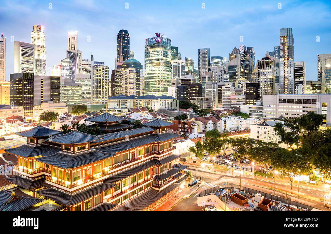 Vista alta del horizonte de Singapur con rascacielos y el Templo Relico de los Dientes en la hora azul - destinos mundialmente famosos en la parte superior sudeste de Asia - panorama de la ciudad Foto de stock