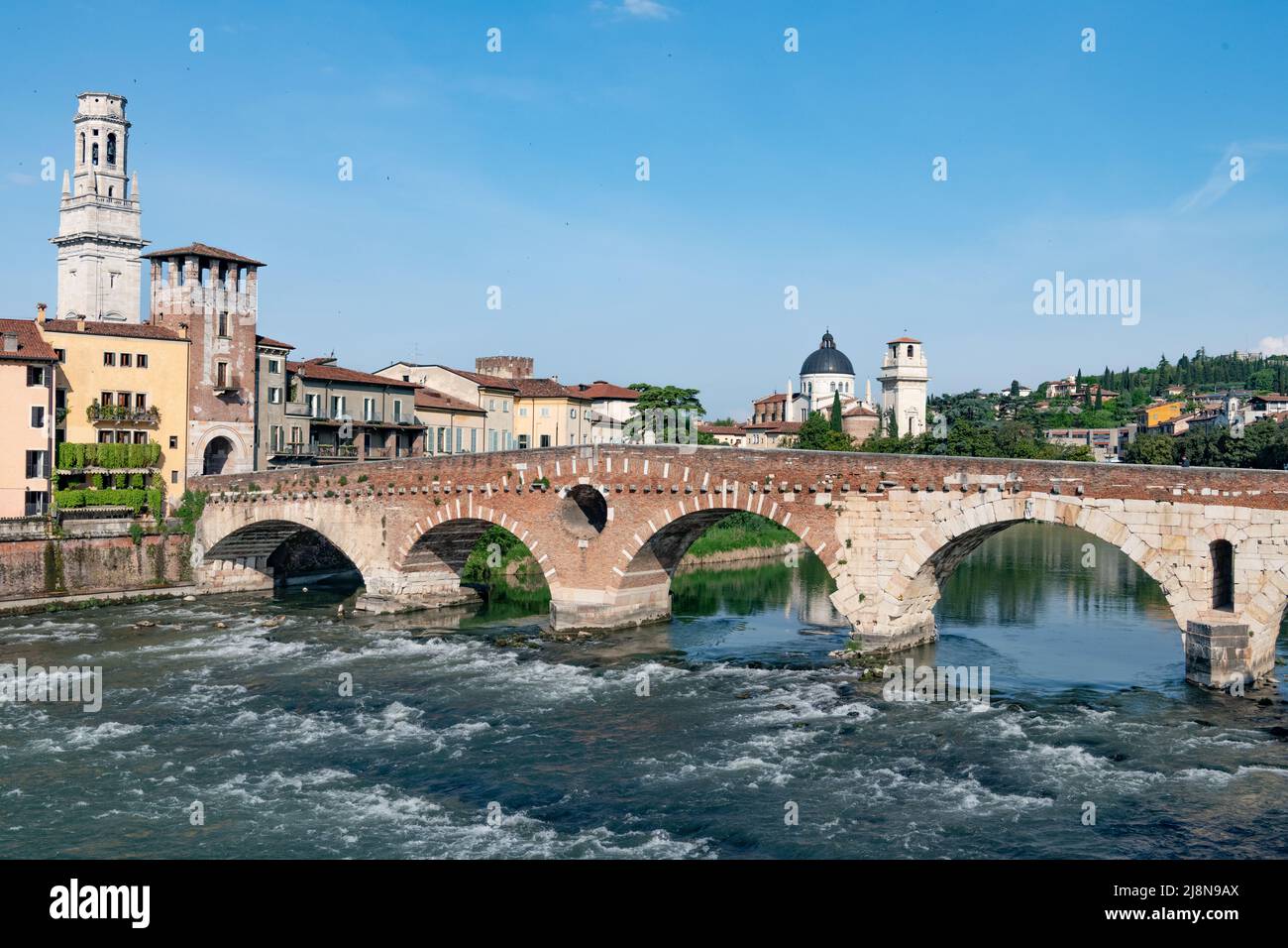 Agua de movimiento rápido que fluye bajo el ponte Pietra, Verona Foto de stock
