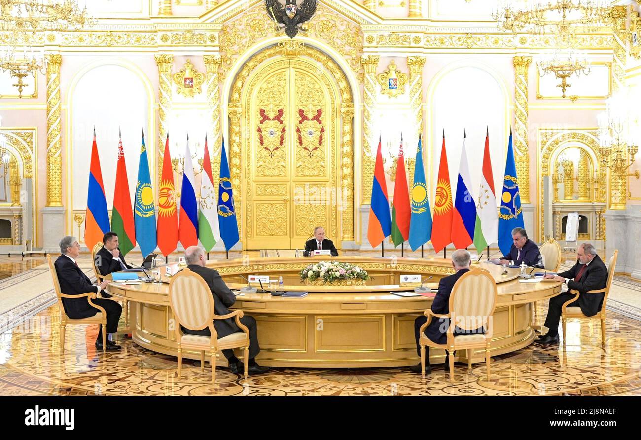 Moscú, Rusia. 16th de mayo de 2022. El presidente ruso Vladimir Putin, en el centro, acoge la sesión inaugural de la reunión de la Cumbre de la Organización del Tratado de Seguridad Colectiva en el Kremlin, el 16 de mayo de 2022 en Moscú, Rusia. De izquierda a derecha: El Presidente de Belarús Alexander Lukashenko, el Presidente de Kazajstán Kassym-Jomart Tokayev, el Presidente de la República Kirguisa Sadyr Japarov, el Presidente ruso Vladimir Putin, el Presidente de Tayikistán Emomali Rahmon, el Primer Ministro de Armenia Nikol Pashinyan y el Secretario General de la CSTO Stanislav Zas. Crédito: Mikhail Klimentyev/Kremlin Pool/Alamy Live News Foto de stock