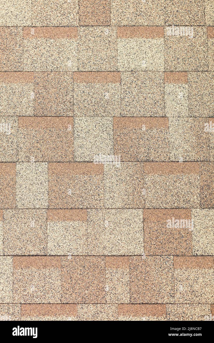 Fondo y textura de azulejos rectangulares de color beige de tejas bituminosas con piedra hidrófila de polvo. Imagen vertical. Espacio de copia. Foto de stock
