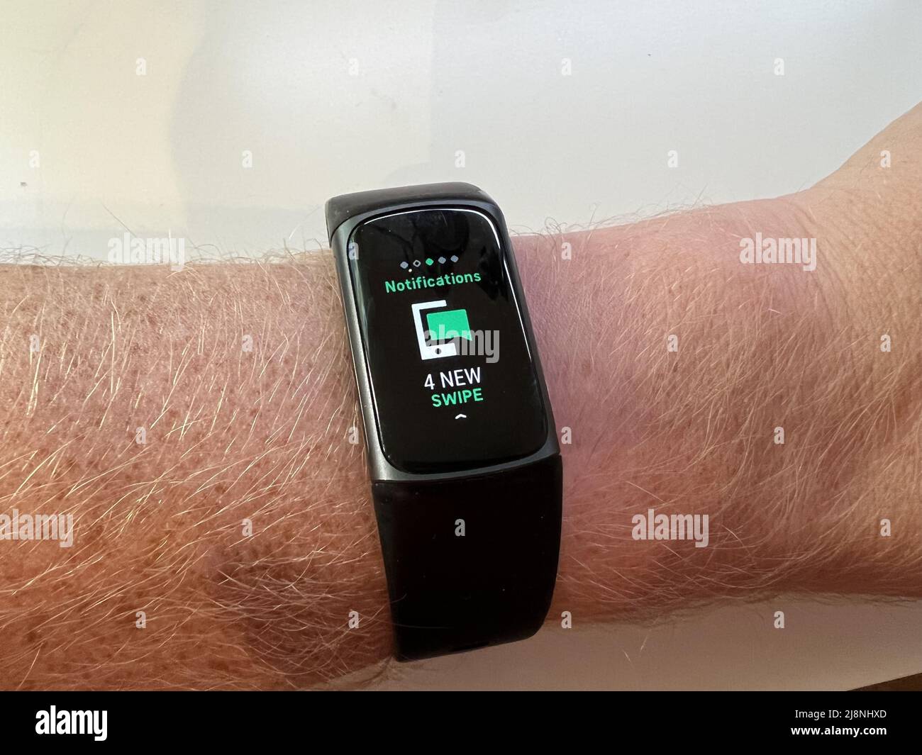 Las notificaciones se muestran en Fitbit Charge 5 fitness tracker,  Lafayette, California, 21 de marzo de 2022. Foto cortesía Tech Trends.  (Foto de Gado/Sipa USA Fotografía de stock - Alamy