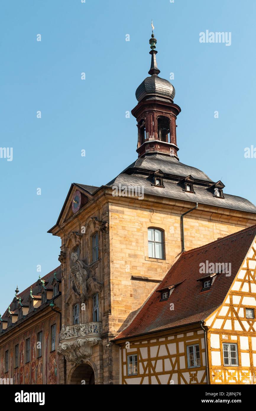 El antiguo ayuntamiento de Bamberg en el río Regnitz en Baviera Foto de stock