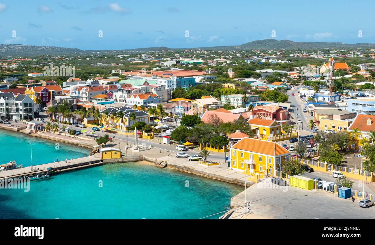Kralendijk, capital y puerto de la isla de Bonaire. Foto de stock
