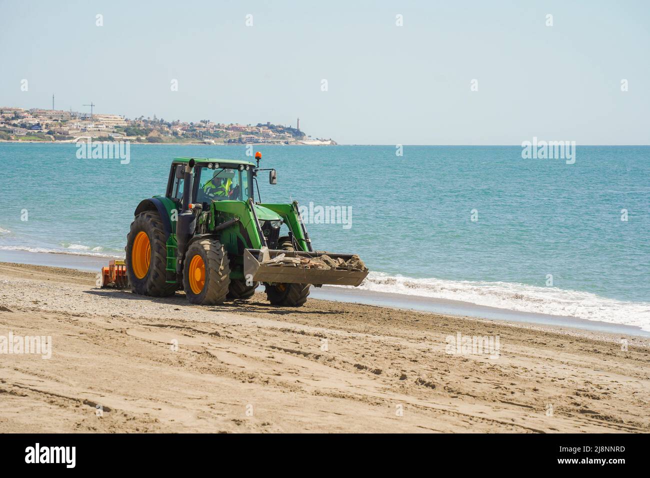 Restauración de la playa, renovación, obras de reaprovisionamiento de arena en una playa La Cala, Costa del Sol, España. Foto de stock