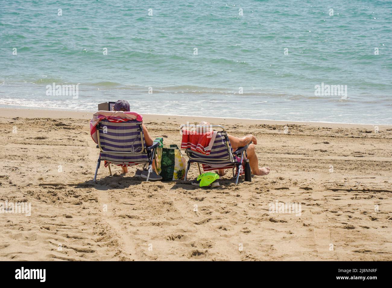 Pareja mayor disfrutando de playa, España. Foto de stock