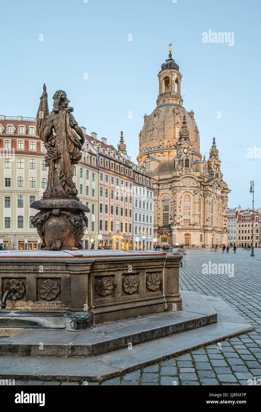 Fuente de la paz o fuente de los turcos en el Neumarkt de Dresden en la tarde, Sajonia, Alemania Foto de stock