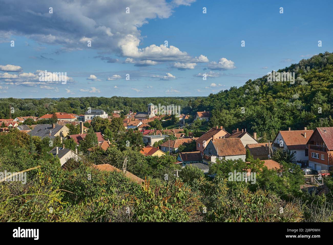 Asentamiento bitween colina, casas de Tokaj Foto de stock