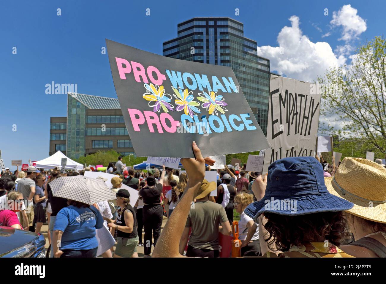 La mujer tiene un signo pro-mujer-opción durante una manifestación pública el 14 de mayo de 2022, en Cleveland, Ohio, EE.UU. Apoyando los derechos al aborto. Foto de stock