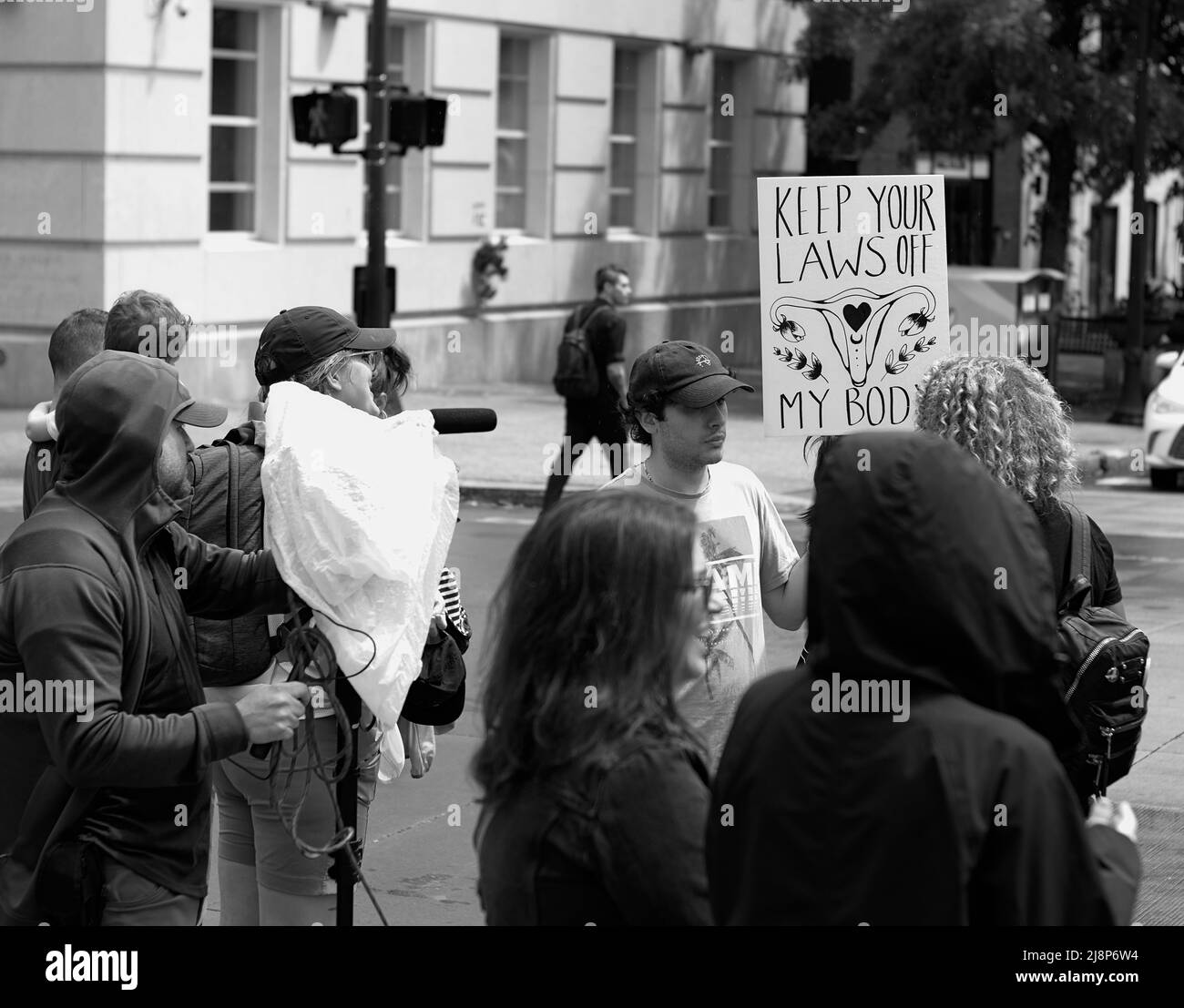 Aún de una entrevista durante una protesta contra el aborto. Foto de stock