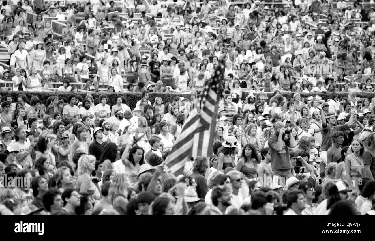 Jóvenes fans que asisten al concierto No Nukes con Bruce Springsteen en el Hollywood Bowl, 1981 Foto de stock