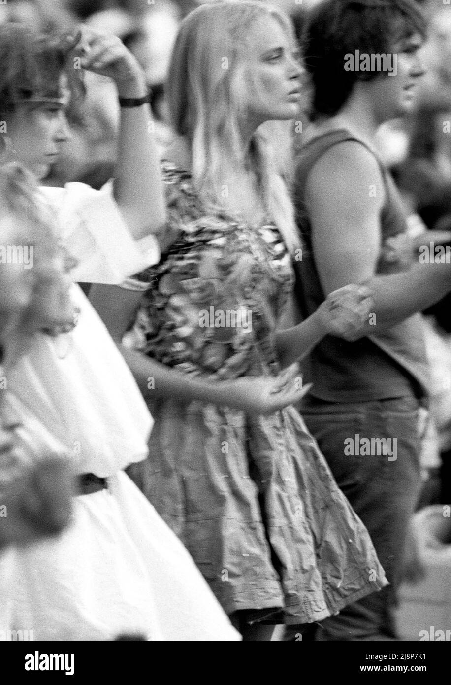 Una joven Daryl Hannah observa como su entonces novio Jackson Browne actúa en un concierto antinuclear en el Hollywood Bowl, alrededor de 1981, Los Angeles, CA. Foto de stock