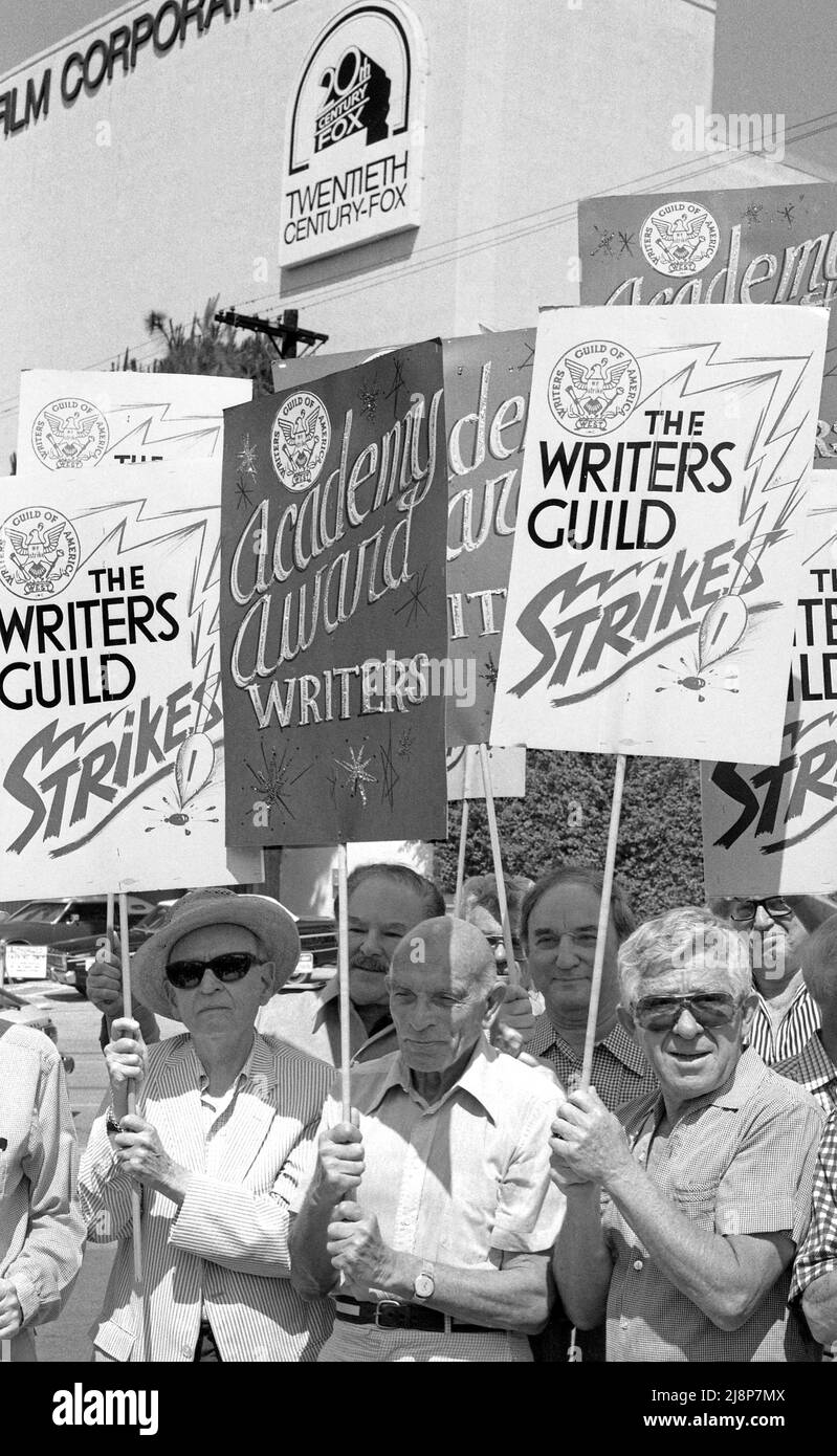 Los escritores de la pantalla de Hollywood incluyendo el co-escritor de Casablanca Julius Epstein (centro delantero) que sostiene los carteles del piquete ensamblan la huelga del gremio de los escritores delante de los estudios del zorro del siglo 20th en 1981. Foto de stock