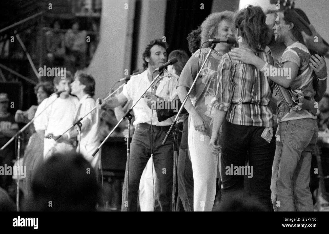 Bruce Springsteen en el escenario en el Hollywood Bowl para el concierto No Nukes, 1981 Foto de stock