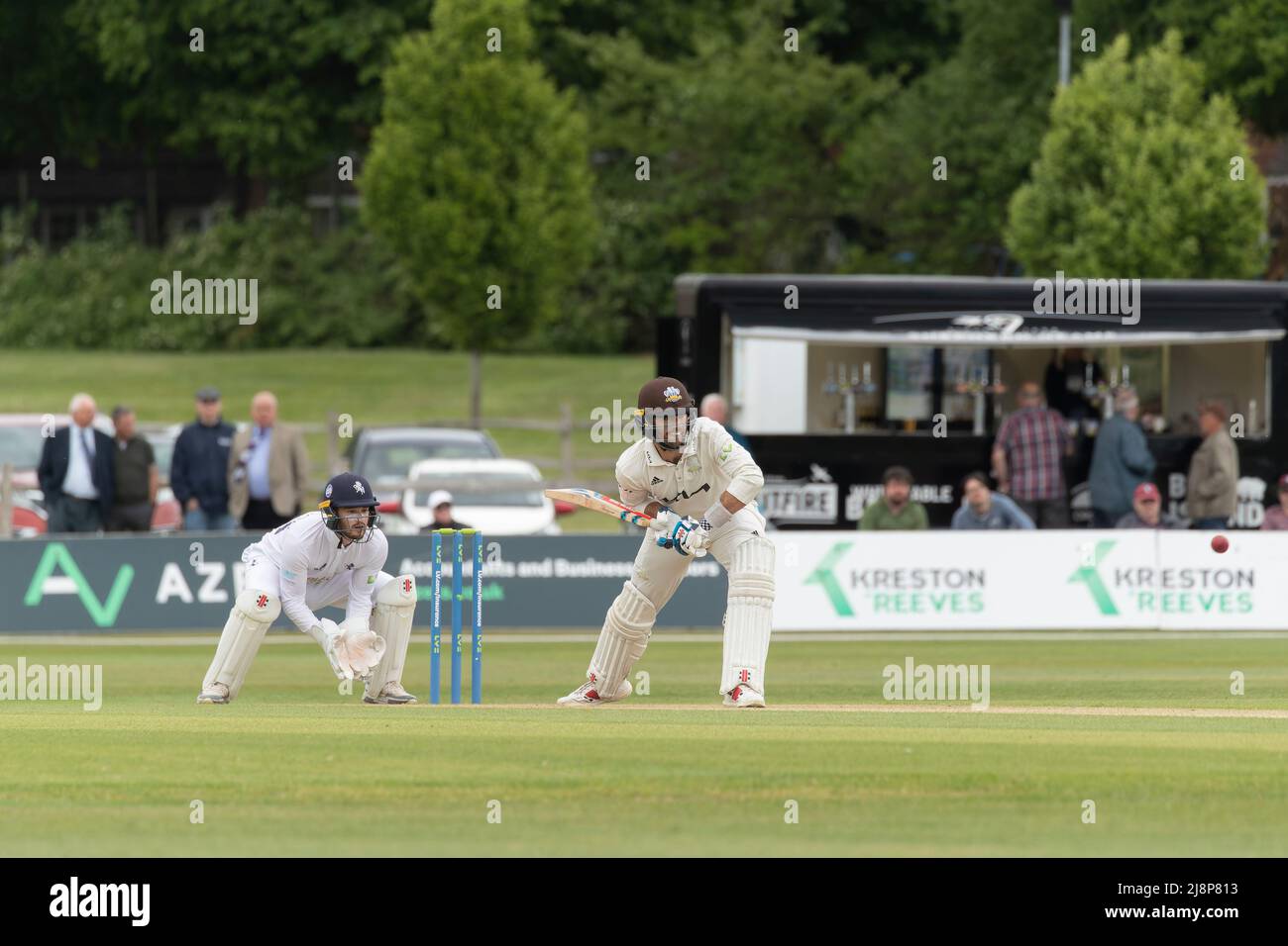 Ben Foakes Surrey y Ollie Robinson Kent en un partido de cricket del condado Surrey contra Kent en Beckenham, Kent Foto de stock