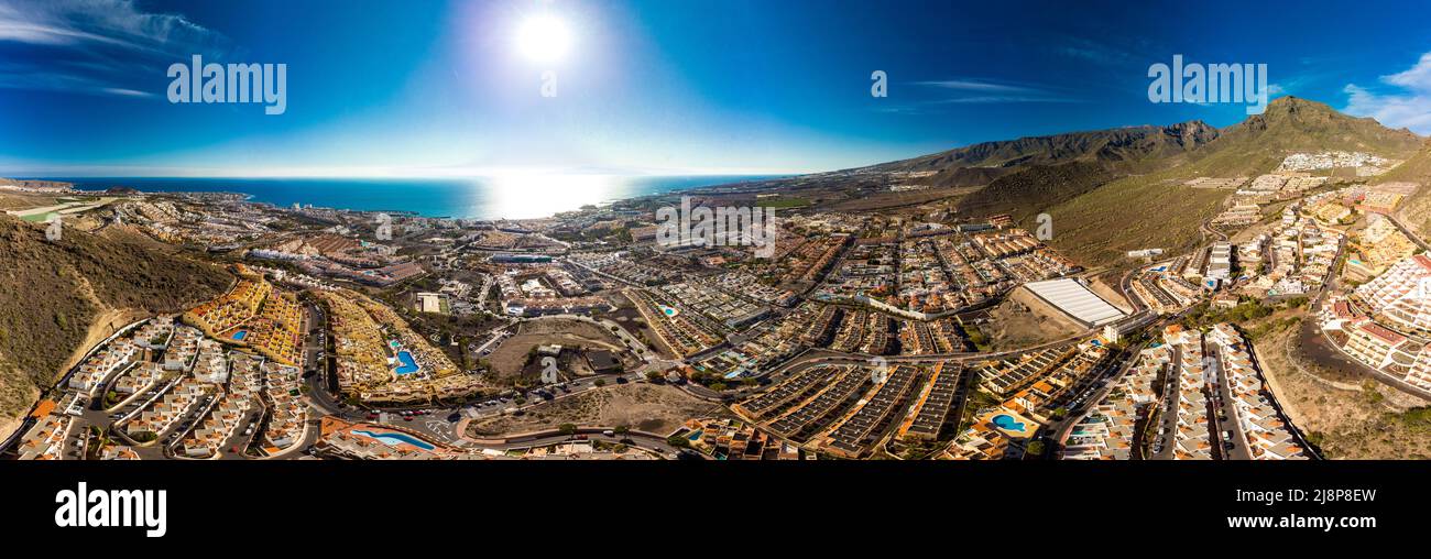 Vista aérea de drones con la playa de Las Américas en Costa Adeje, Tenerife, Canarias Foto de stock